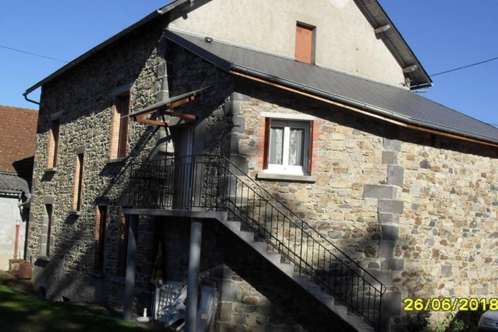 Gite A La Ferme Pres Vulcania-Gr89 La Goutelle Екстер'єр фото